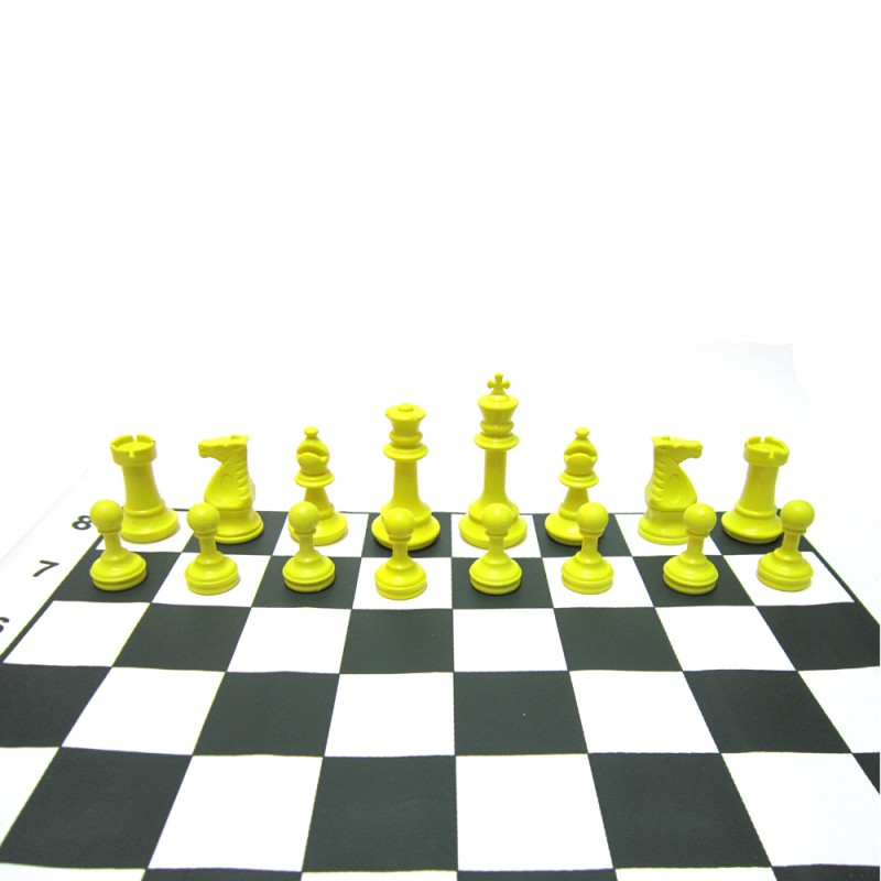 Um fundo amarelo acentua a presença das peças de xadrez e do
